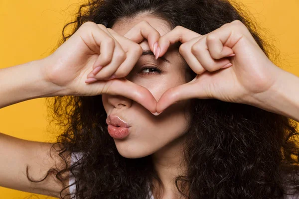 Foto Jovem Mulher Bonito Emocional Posando Isolado Sobre Fundo Amarelo — Fotografia de Stock