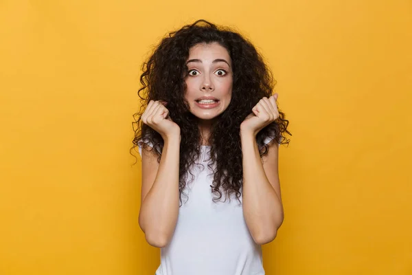 Afbeelding Van Geschokt Enthousiast Jonge Cute Vrouw Poseren Geïsoleerd Gele — Stockfoto