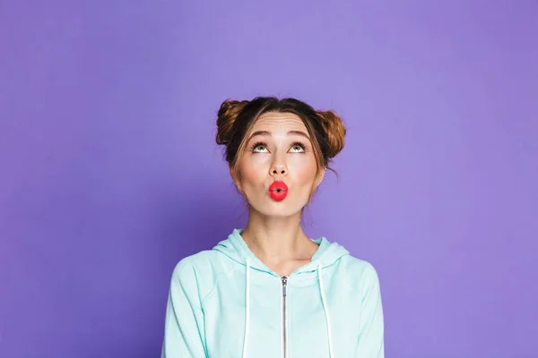 Retrato Mujer Glamurosa Con Dos Bollos Mirando Hacia Arriba Copyspace — Foto de Stock