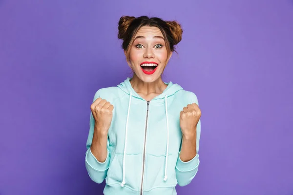 Imagen Mujer Positiva Con Dos Bollos Gritando Apretando Puños Aislados — Foto de Stock