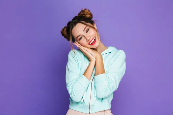 Imagen Una Mujer Adorable Con Dos Bollos Sonriendo Poniendo Las — Foto de Stock