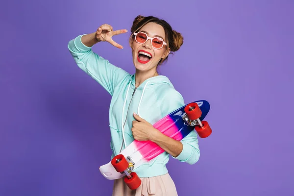 Ritratto Attraente Ragazza Skater Con Due Panini Occhiali Sole Possesso — Foto Stock