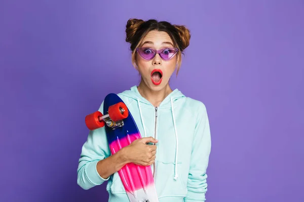 Portret Van Teenage Skater Meisje Met Twee Broodjes Zonnebril Glimlachend — Stockfoto