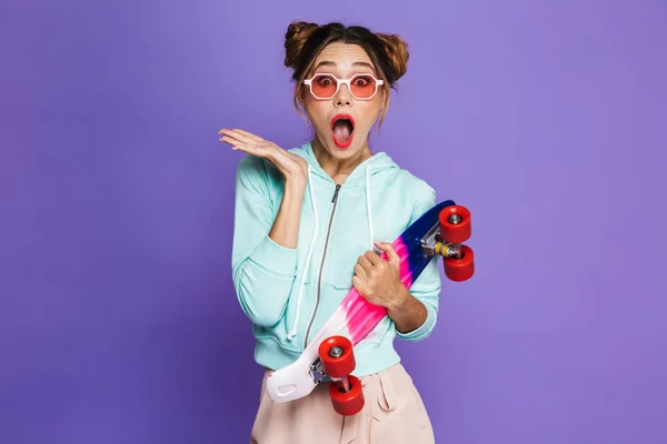 Portrait Fille Patineuse Étonnée Avec Deux Petits Pains Dans Des — Photo