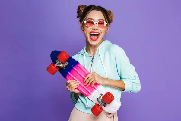 Ritratto Ragazza Skater Alla Moda Con Due Panini Occhiali Sole — Foto Stock