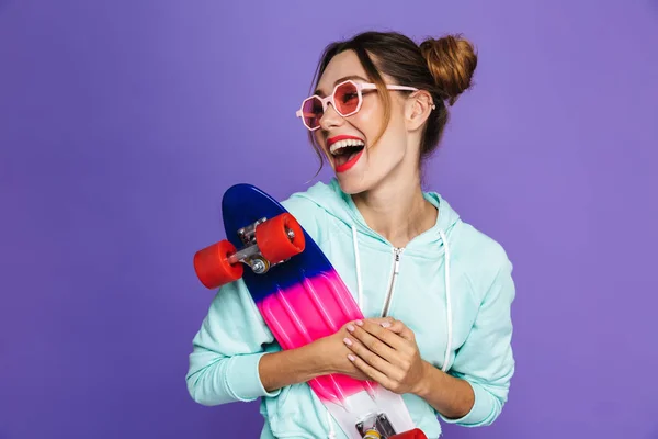 Portret Van Stijlvolle Skater Meisje Met Twee Broodjes Zonnebril Glimlachend — Stockfoto