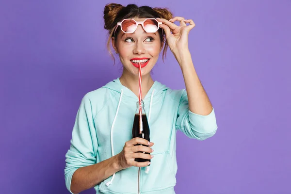 Retrato Uma Jovem Alegre Com Maquiagem Brilhante Sobre Fundo Violeta — Fotografia de Stock