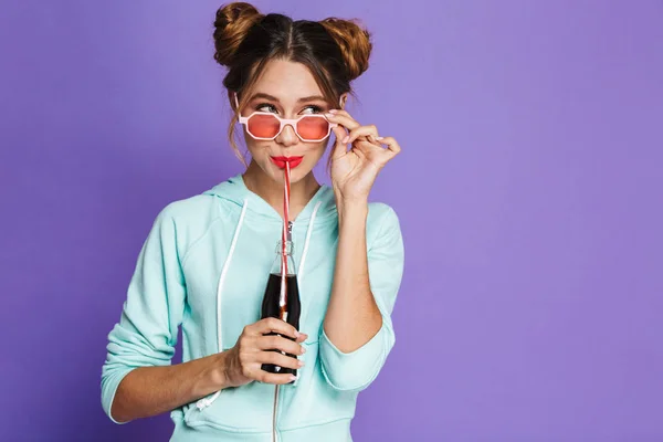 Retrato Uma Linda Jovem Com Maquiagem Brilhante Sobre Fundo Violeta — Fotografia de Stock