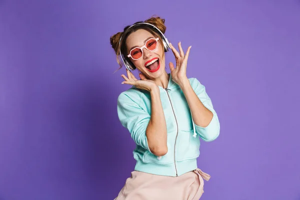 Retrato Uma Jovem Positiva Com Maquiagem Brilhante Sobre Fundo Violeta — Fotografia de Stock