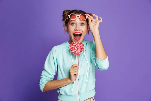 Retrato Una Joven Excitada Con Maquillaje Brillante Sobre Fondo Violeta — Foto de Stock