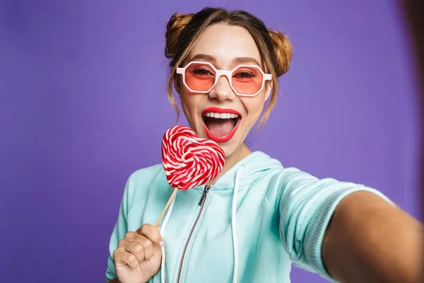 Fotó Gyönyörű 20S Haj Zsemlét Gazdaság Nagy Candy Figyelembe Selfie — Stock Fotó