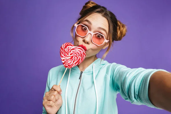 Foto Una Adorable Mujer Años Con Cabello Bollos Sosteniendo Dulces — Foto de Stock