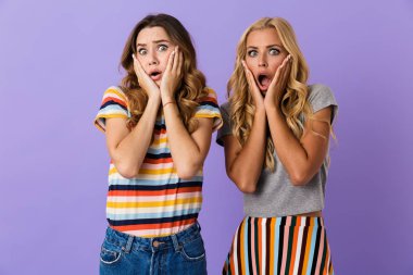 İki güzel menekşe arka plan üzerinde izole duran genç kız arkadaş çığlık korkuttu
