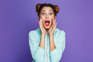 Yüz ve Studio violet arka plan üzerinde izole bağırıyor, elele iki buns ile kafkas kadın portresi