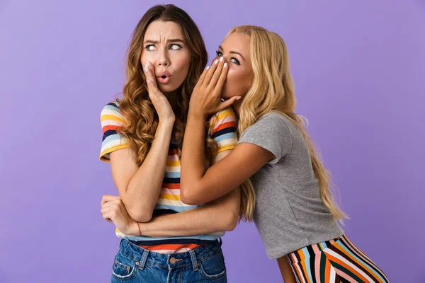Twee Vrij Verbaasd Jonge Meisjes Vrienden Boven Violette Achtergrond Geïsoleerd — Stockfoto