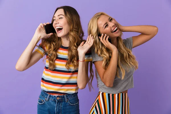 Dos Guapas Chicas Riéndose Amigas Pie Aisladas Sobre Fondo Violeta — Foto de Stock