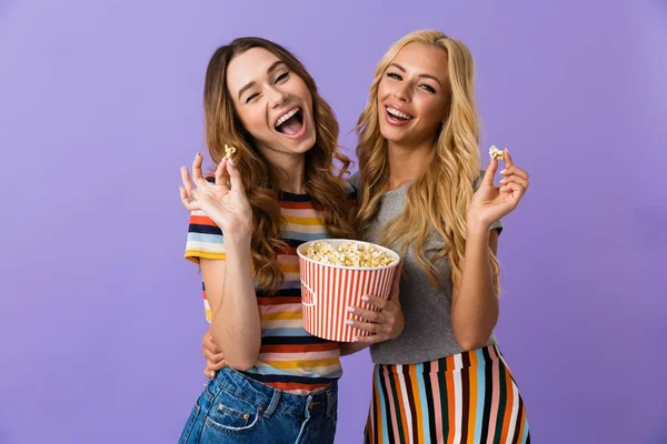 Zwei Ziemlich Fröhliche Junge Freundinnen Die Isoliert Vor Violettem Hintergrund — Stockfoto