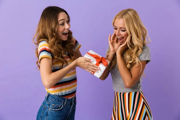 Dos Amigas Jóvenes Muy Felices Pie Aisladas Sobre Fondo Violeta — Foto de Stock