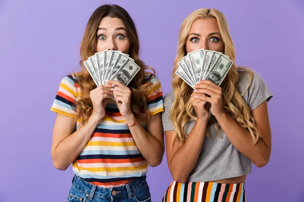 Dos Guapas Amigas Jóvenes Pie Aisladas Sobre Fondo Violeta Mostrando — Foto de Stock