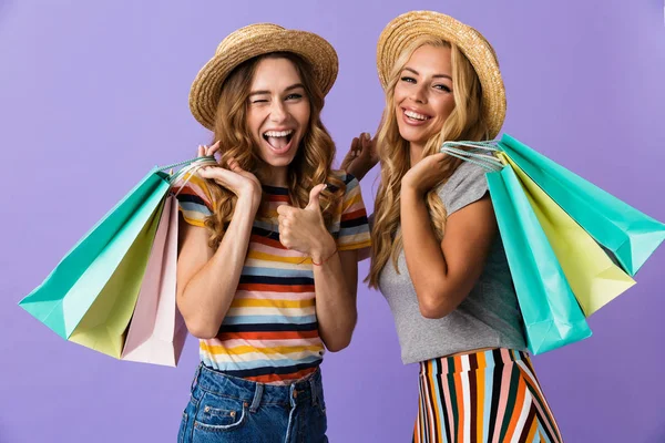 Zwei Hübsche Junge Freundinnen Mit Sommermützen Die Isoliert Vor Violettem — Stockfoto