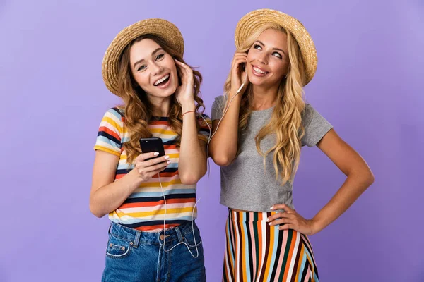 Dos Amigas Jóvenes Muy Felices Sombreros Verano Pie Aisladas Sobre — Foto de Stock