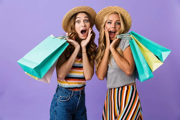 Dos Amigas Jóvenes Muy Emocionadas Sombreros Verano Pie Aisladas Sobre — Foto de Stock