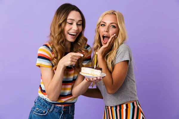 Zwei Ziemlich Fröhliche Junge Freundinnen Die Isoliert Vor Violettem Hintergrund — Stockfoto