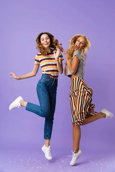 Comprimento Total Duas Meninas Bonitas Amigos Saltando Isolado Sobre Fundo — Fotografia de Stock