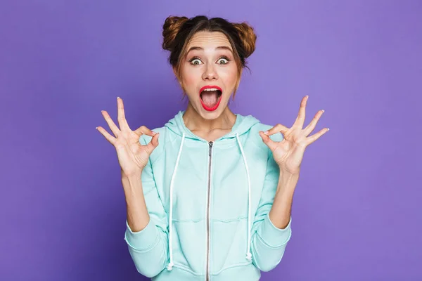 Retrato Mujer Sorprendida Años Con Dos Bollos Gritando Mostrando Signo —  Fotos de Stock