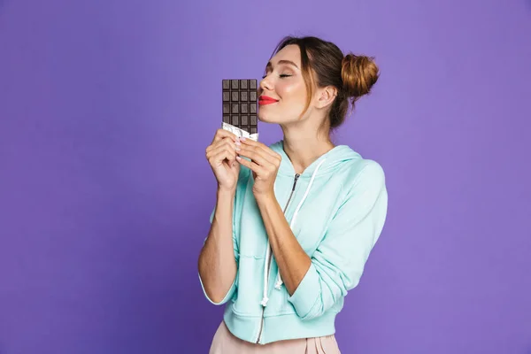 Retrato Uma Jovem Engraçada Com Maquiagem Brilhante Sobre Fundo Violeta — Fotografia de Stock