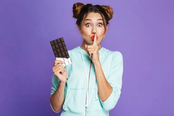 Retrato Uma Jovem Engraçada Com Maquiagem Brilhante Sobre Fundo Violeta — Fotografia de Stock