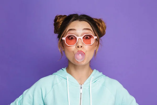 Retrato Una Bonita Joven Con Maquillaje Brillante Sobre Fondo Violeta — Foto de Stock