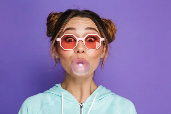 Retrato Una Joven Alegre Con Maquillaje Brillante Sobre Fondo Violeta — Foto de Stock