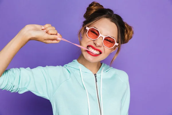 Retrato Una Divertida Joven Con Maquillaje Brillante Aislado Sobre Fondo — Foto de Stock