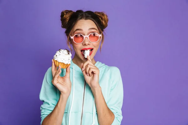 Retrato Uma Menina Bonito Com Maquiagem Brilhante Isolado Sobre Fundo — Fotografia de Stock