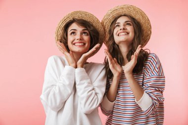 Görüntü izole pembe arka plan üzerinde poz komik Şirin genç kadın arkadaş.