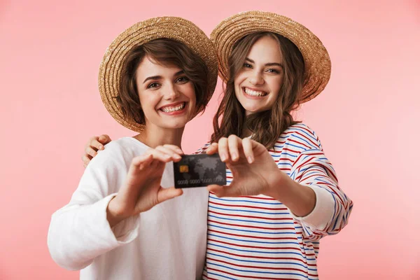 Afbeelding Van Gelukkig Schattige Jonge Vrouwen Vrienden Poseren Geïsoleerd Roze — Stockfoto