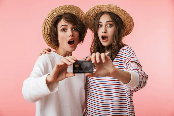 Imagem Animadas Jovens Amigas Isoladas Sobre Fundo Parede Rosa Segurando — Fotografia de Stock