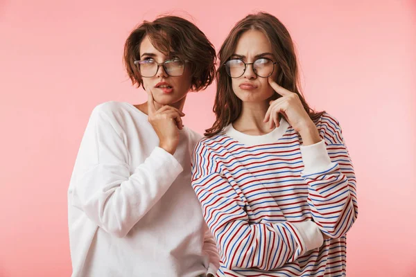 Bilden Tankeväckande Allvarliga Unga Kvinnor Vänner Poserar Isolerade Över Rosa — Stockfoto