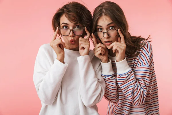 Afbeelding Van Geschokt Emotionele Jonge Vrouwen Vrienden Poseren Geïsoleerd Roze — Stockfoto
