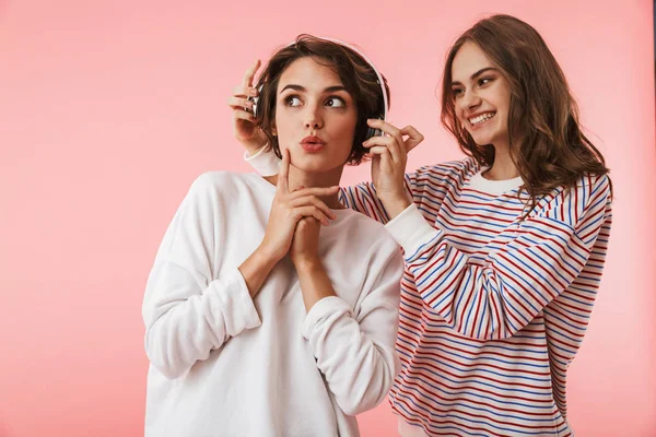 Image Jeunes Amies Émotionnelles Heureuses Posant Isolées Sur Fond Rose — Photo