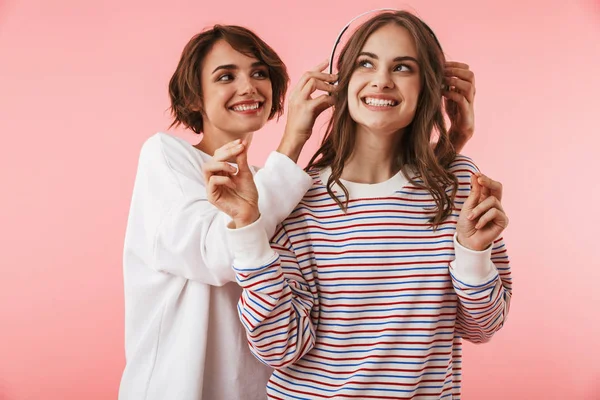 Obrázek Přátel Šťastné Emocionální Mladé Ženy Představují Samostatný Přes Růžové — Stock fotografie