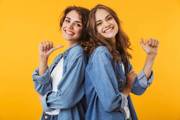 Foto Van Vrienden Van Schattige Jonge Vrouwen Poseren Geïsoleerd Gele — Stockfoto