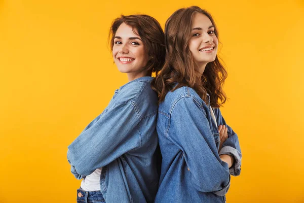 Образ Щасливих Емоційних Молодих Жінок Друзів Позує Ізольовано Жовтому Тлі — стокове фото