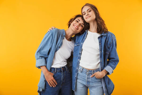 Imagem Felizes Emotivas Jovens Amigas Posando Isoladas Sobre Fundo Amarelo — Fotografia de Stock