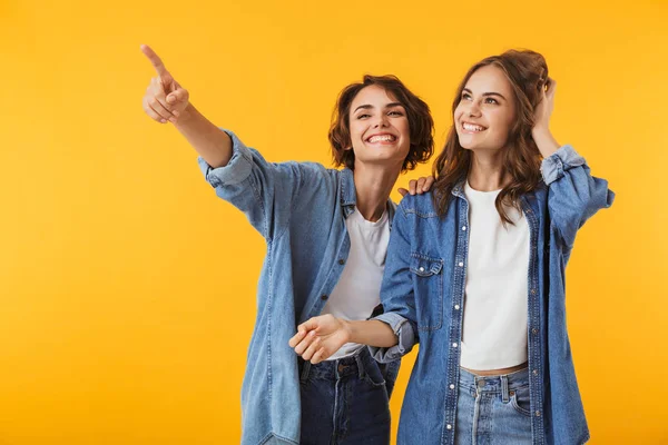 Образ Дивовижних Усміхнених Емоційних Молодих Жінок Друзів Позує Ізольовано Жовтому — стокове фото