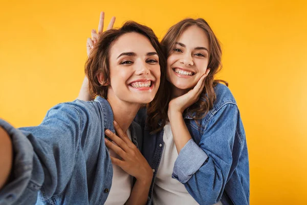 Immagine Felici Eccitate Giovani Donne Amiche Isolate Sfondo Giallo Parete — Foto Stock