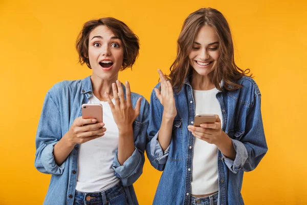 Foto Jóvenes Amigas Emocionales Conmocionadas Posando Aisladas Sobre Fondo Amarillo — Foto de Stock