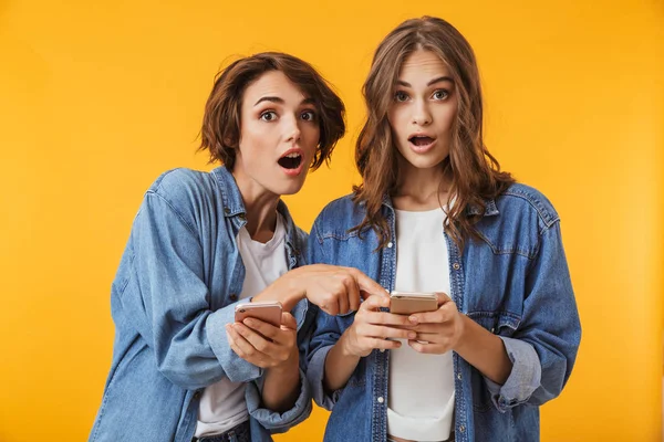 Foto Chocado Emocional Jovens Mulheres Amigos Posando Isolado Sobre Fundo — Fotografia de Stock