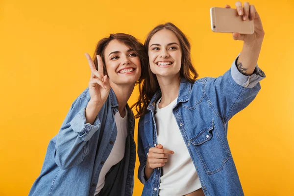 Afbeelding Van Emotionele Jonge Vrouwen Vrienden Geïsoleerd Gele Muur Achtergrond — Stockfoto